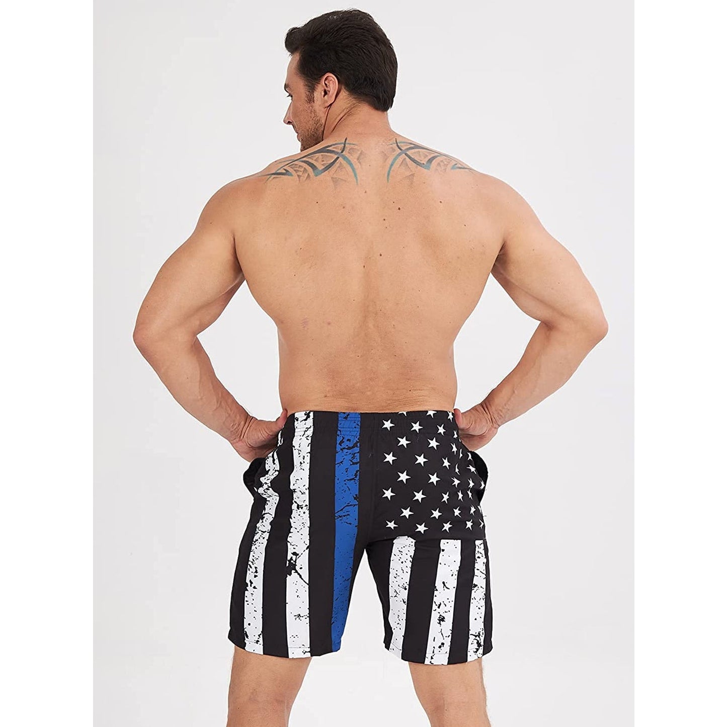 Lustige Badehose mit blauen Streifen und amerikanischer Flagge