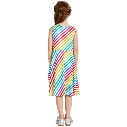 Lustiges Mädchenkleid mit Regenbogenstreifen